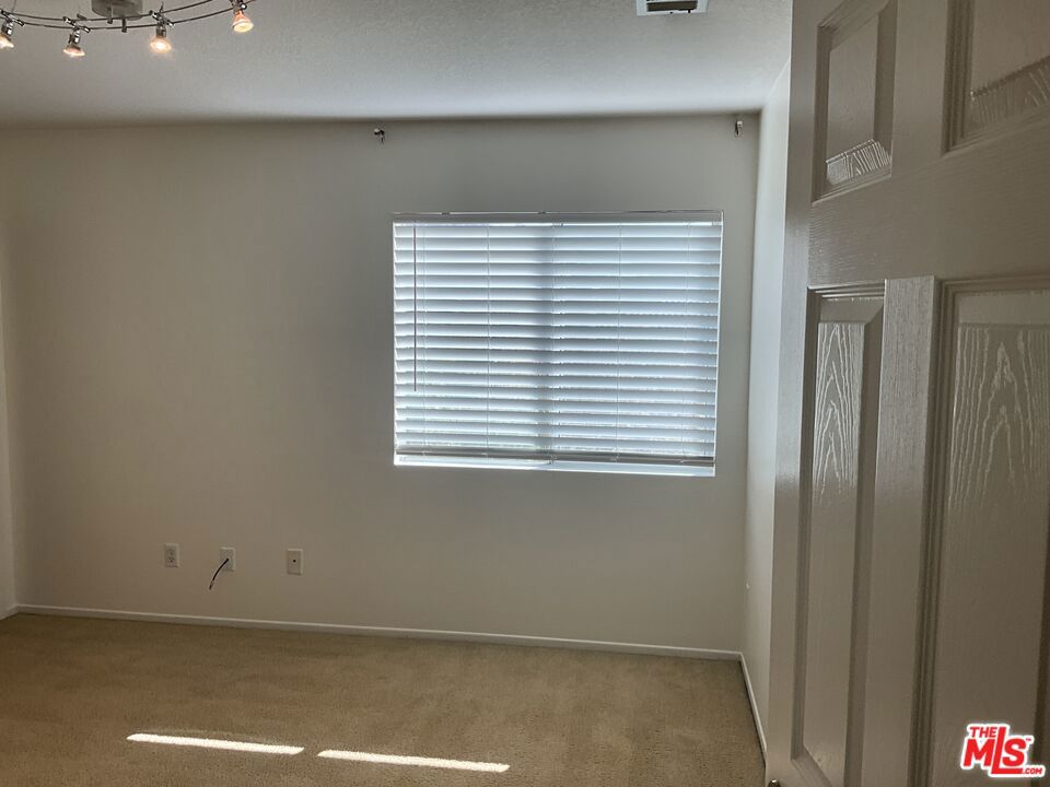 https://media.crmls.org/mediaz/79bd568b-bcfd-4b06-add1-bdd977648dfb.jpg?preset=X-Large