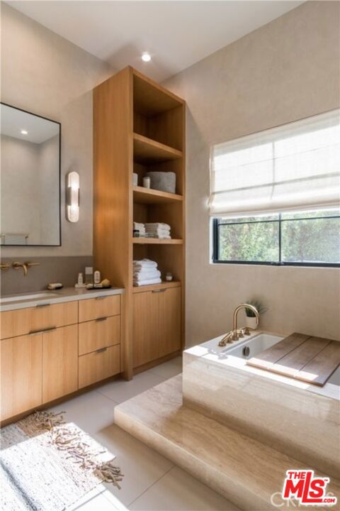 5107 Gaynor Avenue, Encino CA: https://media.crmls.org/mediaz/79bdfd91-617c-4fe3-a953-78bea6b2258c.jpg
