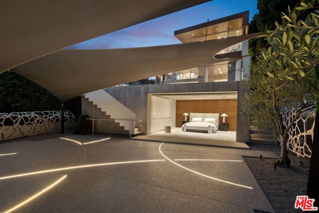1430 Sunset Plaza Drive, Los Angeles CA: https://media.crmls.org/mediaz/79bf52bf-fd6c-4ebb-8d95-08f6e173cda1.jpg