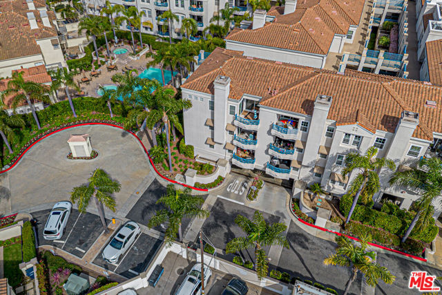 415 Townsquare Lane, Huntington Beach CA: https://media.crmls.org/mediaz/79bf9403-2d18-46ef-ad4c-5093f09cd80a.jpg