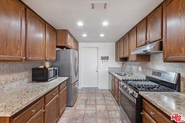 2104 El Domingo Circle, Lancaster CA: https://media.crmls.org/mediaz/79bf957b-0a09-4c7d-87eb-451108449679.jpg