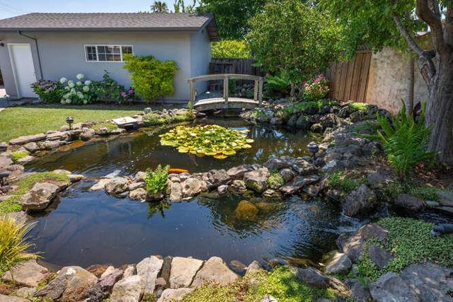 833 Linden Avenue, Burlingame CA: https://media.crmls.org/mediaz/79c09b9b-710f-4f32-a080-617d25c7c88f.jpg