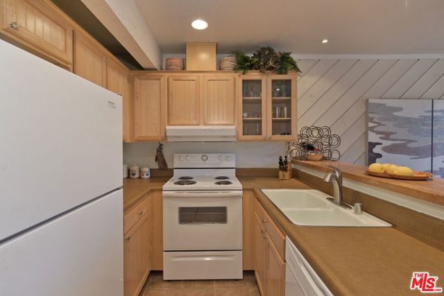 1629 Majestic Pines Drive, Mammoth Lakes CA: https://media.crmls.org/mediaz/79c3e3a7-4dee-4c19-a68b-9245f66e8398.jpg