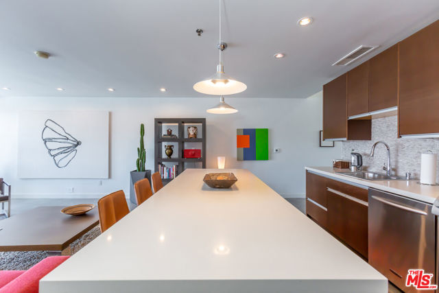 615 Hampton Drive, Venice CA: https://media.crmls.org/mediaz/79c3fa24-693f-4e5f-a0ba-e4563f13abf8.jpg