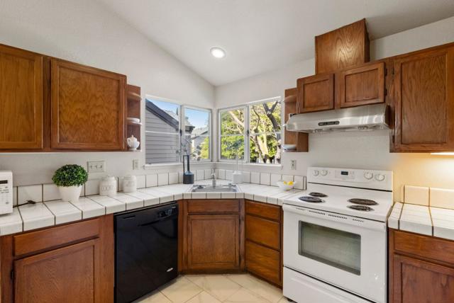 1795 Parkview Green Circle, San Jose CA: https://media.crmls.org/mediaz/79c41941-6261-481f-a6ac-24ac271acaf6.jpg