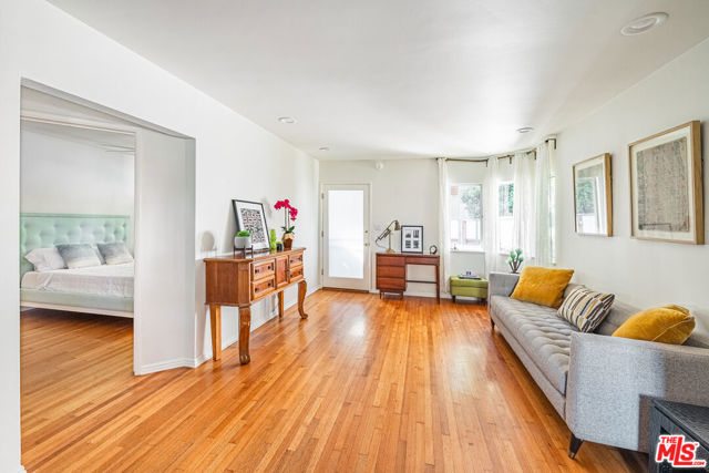 914 20Th Street, Santa Monica CA: https://media.crmls.org/mediaz/79c46418-7d3c-45c1-acb1-72f28076e7f5.jpg