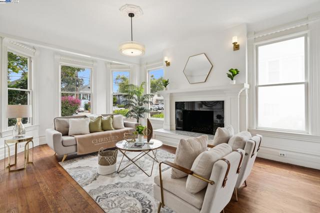 2120 Encinal Ave, Alameda CA: https://media.crmls.org/mediaz/79c48625-de2c-4607-af89-2e0ca3b19d69.jpg
