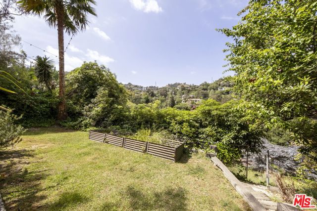 2500 Carman Crest Drive, Los Angeles CA: https://media.crmls.org/mediaz/79c55583-4149-4269-8cbe-5f0a44e67d70.jpg