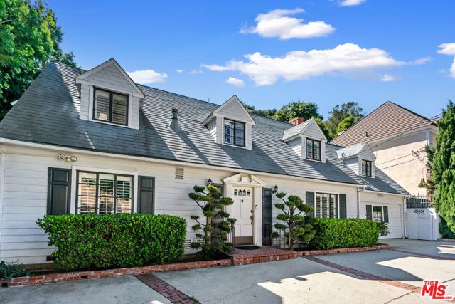 2427 Benedict Canyon Drive, Beverly Hills CA: https://media.crmls.org/mediaz/79c79c78-fe1a-456c-8177-7ee02bea8bc0.jpg