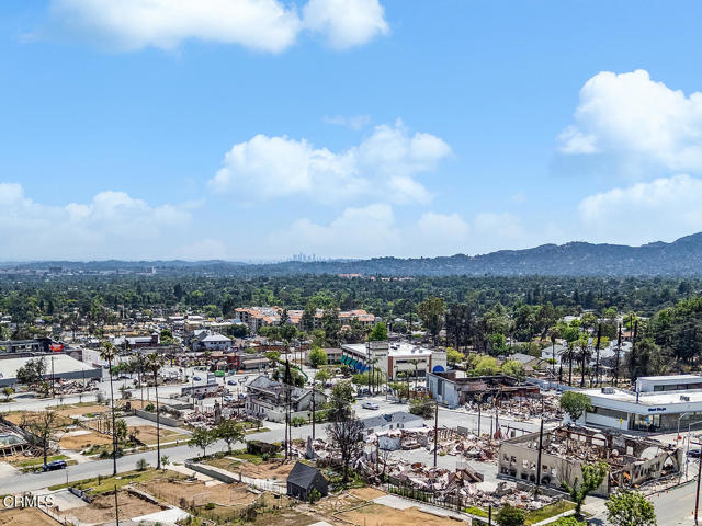925 Beverly Way, Altadena CA: https://media.crmls.org/mediaz/79c7ce54-dcd6-458a-86b8-2ce89e48908f.jpg