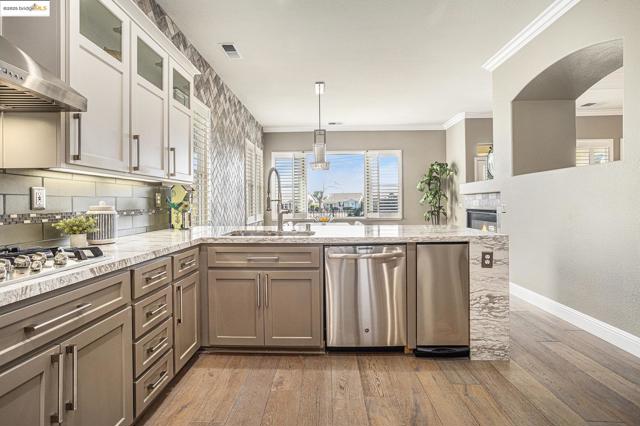452 Tayberry Ln, Brentwood CA: https://media.crmls.org/mediaz/79c8528e-a75b-4720-b59a-923dc8c65d38.jpg