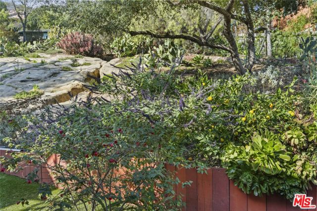 809 Basin Drive, Topanga CA: https://media.crmls.org/mediaz/79c89e51-deb3-4700-8da1-58edb76d19ba.jpg