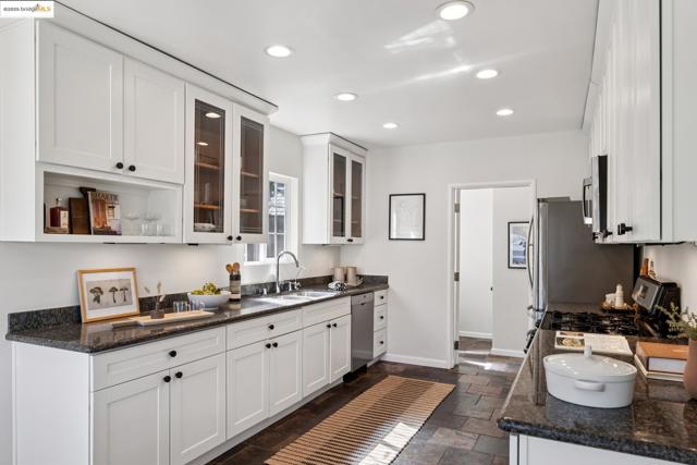 4701 Kaphan Ave, Oakland CA: https://media.crmls.org/mediaz/79c9fd4c-6dc0-4fd2-a904-77ed28edf179.jpg