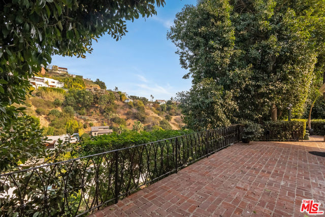 8828 Thrasher Avenue, Los Angeles CA: https://media.crmls.org/mediaz/79ca0473-b747-4719-987c-6c04e703c05a.jpg