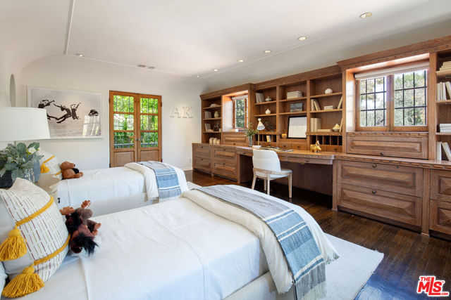 703 Walden Drive, Beverly Hills CA: https://media.crmls.org/mediaz/79cacf75-845c-4b7a-a359-a8e2316243aa.jpg