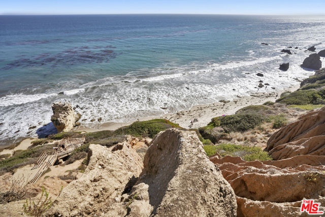 32215 Pacific Coast Highway, Malibu CA: https://media.crmls.org/mediaz/79cd98c5-c3de-468e-9106-43fdbf4ac151.jpg