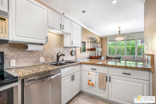 2557 N Whitewater, Palm Springs CA: https://media.crmls.org/mediaz/79ceb743-da5c-4f21-b50e-e719e22e4ac7.jpg