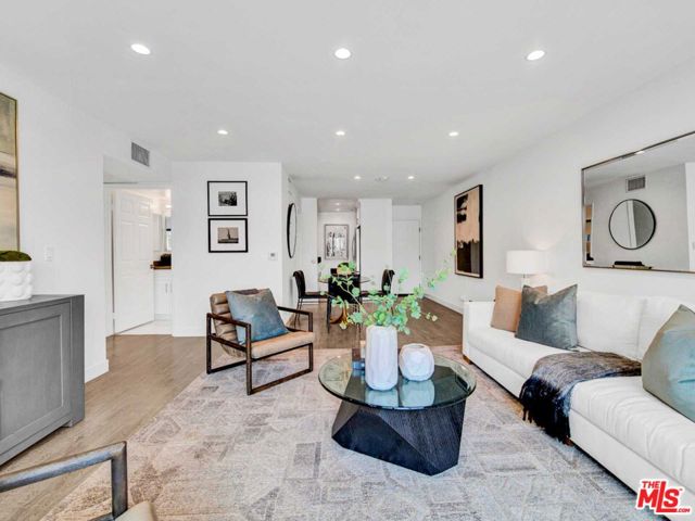 725 N Alfred Street, Los Angeles CA: https://media.crmls.org/mediaz/79cee38c-81b4-4724-b0df-2211218ec2d8.jpg