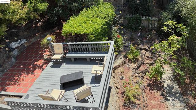 135 Alta Rd, Oakland CA: https://media.crmls.org/mediaz/79cf15ea-f48b-434b-bb56-3b20b52a377e.jpg