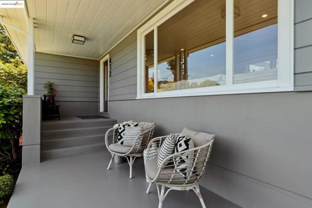 412 Scenic Avenue, Piedmont CA: https://media.crmls.org/mediaz/79cfd2f7-bd8a-44de-b670-a1b53599ab2b.jpg