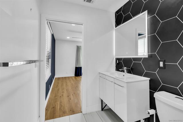 2702 Ridge View Dr, San Diego CA: https://media.crmls.org/mediaz/79d16587-35c4-499d-a325-d2d20fe9f527.jpg