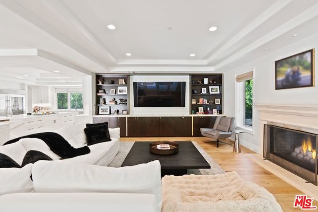 23593 Park South Street, Calabasas CA: https://media.crmls.org/mediaz/79d219a0-d4bd-4ca1-b01f-f165a184537e.jpg