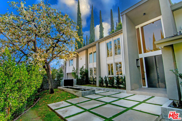 3585 Alana Drive, Sherman Oaks CA: https://media.crmls.org/mediaz/79d27bea-5e2d-4e68-9f06-962783f8ba2e.jpg