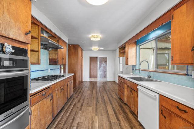 719 Marsolan Ave, Solana Beach CA: https://media.crmls.org/mediaz/79d2ed53-5c38-486e-b8f9-08e66d8eafba.jpg