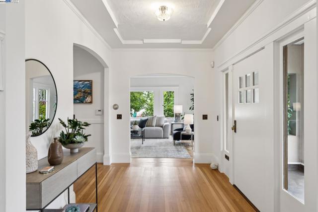 6040 LAWTON AVENUE, Oakland CA: https://media.crmls.org/mediaz/79d36c29-0893-4db5-8d46-fde12cf7cf8f.jpg