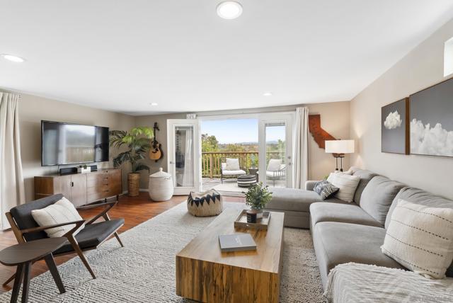 310 Bluff Wy, Oceanside CA: https://media.crmls.org/mediaz/79d46832-3176-4f91-b720-8c0264393ef9.jpg