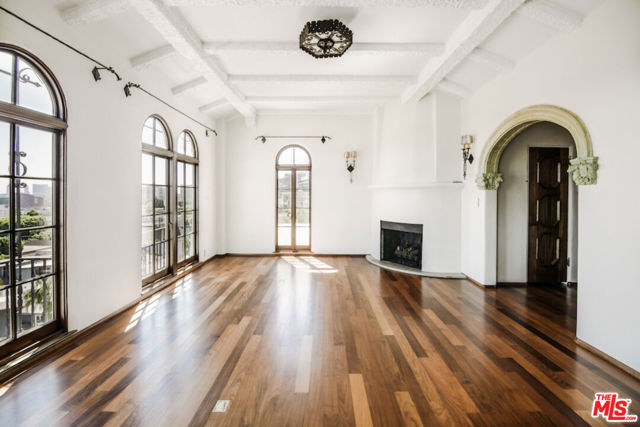 1302 Sweetzer Avenue, West Hollywood CA: https://media.crmls.org/mediaz/79d47a9b-832e-462e-8a5e-dc9a067258e8.jpg