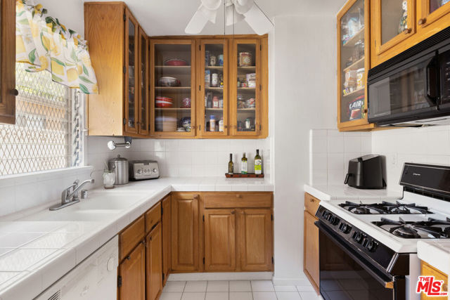 1621 Centinela Avenue, Santa Monica CA: https://media.crmls.org/mediaz/79d4e7f2-0222-4e32-b8cb-cd31f3ab9878.jpg