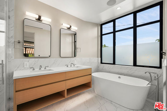1037 21st Street, Santa Monica CA: https://media.crmls.org/mediaz/79d570f5-e3ff-4c9f-9dbc-e01a2a2138f9.jpg
