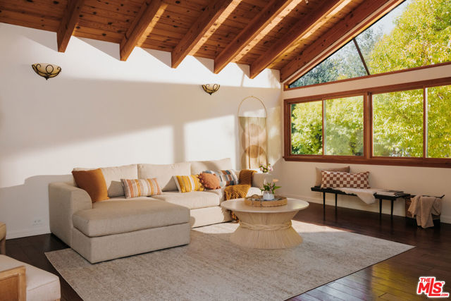 25620 Nebo Dr, Calabasas CA: https://media.crmls.org/mediaz/79d695ea-2b5b-4cd7-80e9-332debc9b80f.jpg