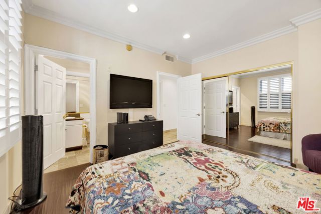 11952 Montana Avenue, Los Angeles CA: https://media.crmls.org/mediaz/79d6f64e-108d-4060-8556-82cf63350599.jpg