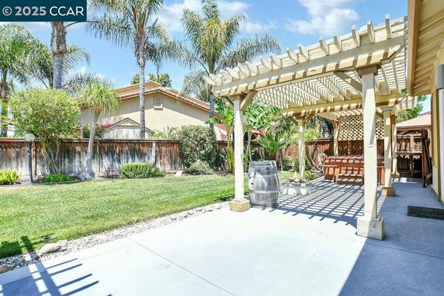 513 Mendota St, Brentwood CA: https://media.crmls.org/mediaz/79d7153f-cbbc-4520-9d0f-e78b6238cc1e.jpg