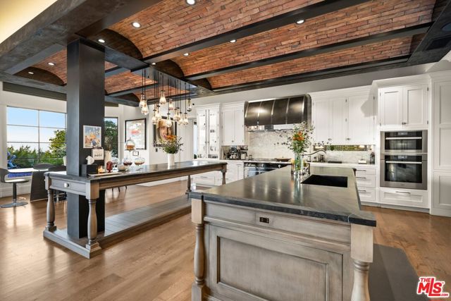 3396 Stone Ridge Lane, Los Angeles CA: https://media.crmls.org/mediaz/79d747da-1a7b-45d1-8d68-86a5d08965ce.jpg