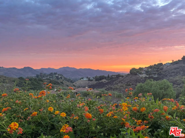 13418 Nightsky Drive, Camarillo CA: https://media.crmls.org/mediaz/79d803b7-c0b1-41eb-9975-5ba03a6d57fc.jpg