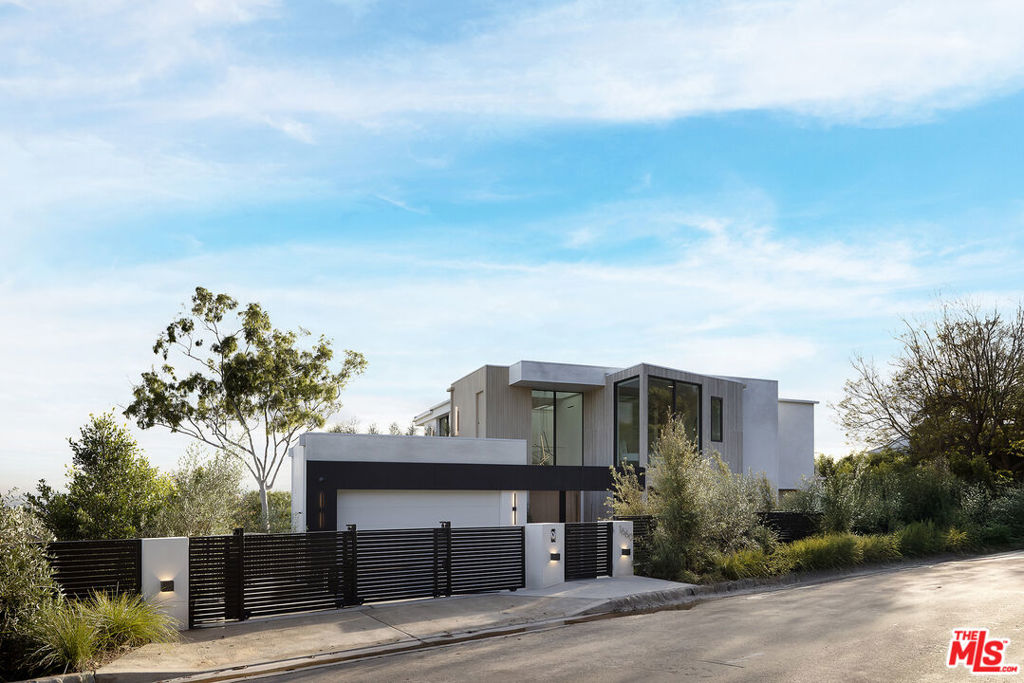 1660 Casale Road — Modern
