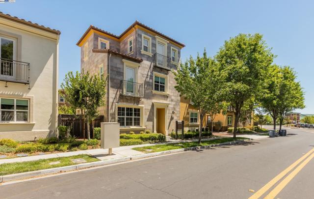 3422 Cinnamon Ridge Rd, San Ramon CA: https://media.crmls.org/mediaz/79d91d5e-0327-4bcf-8fff-641fc632fd5a.jpg
