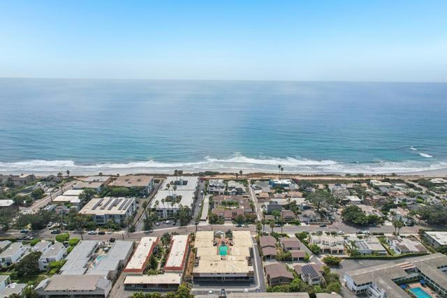 519 Stratford Ct, Del Mar CA: https://media.crmls.org/mediaz/79d97165-695d-441f-b0f5-107f643d5c1c.jpg