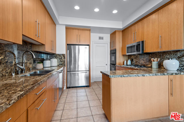 10116 Empyrean Way, Los Angeles CA: https://media.crmls.org/mediaz/79da96a9-dfe6-4d3a-b9e6-c45141c456ad.jpg