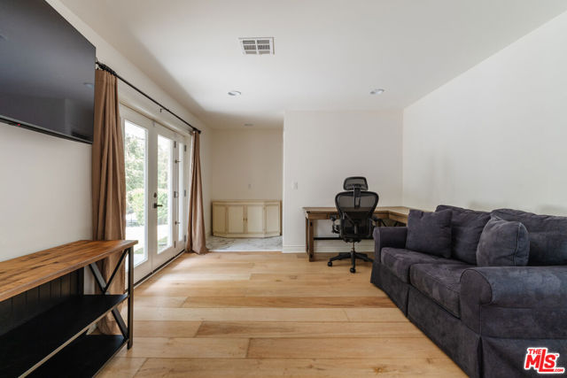 15514 Del Gado Drive, Sherman Oaks CA: https://media.crmls.org/mediaz/79dab025-c304-46e5-a266-9ae06de28ac7.jpg