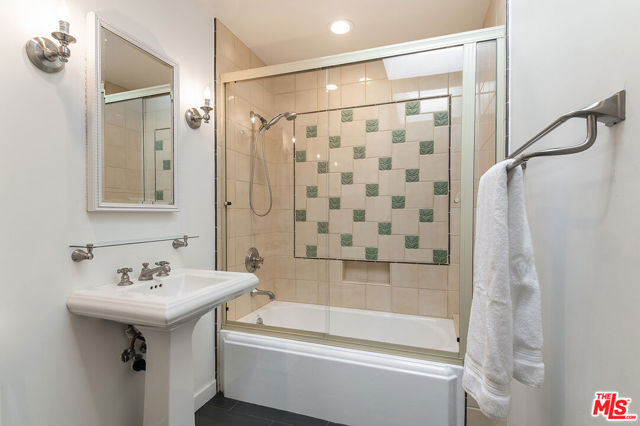 908 Malcolm Avenue, Los Angeles CA: https://media.crmls.org/mediaz/79db1942-e612-416a-988f-7258812e2ea5.jpg