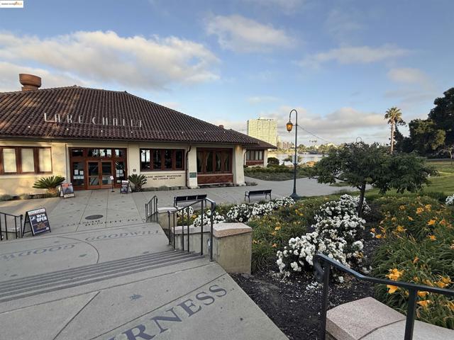1830 Lakeshore Ave, Oakland CA: https://media.crmls.org/mediaz/79db5609-d583-4eb0-b7fa-89d1ba649f6c.jpg