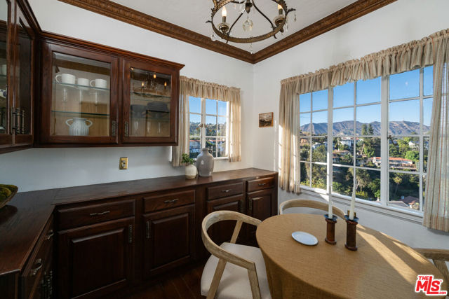 2200 Maravilla Drive, Los Angeles CA: https://media.crmls.org/mediaz/79db63cc-06a0-409e-b00c-43c790ff0956.jpg