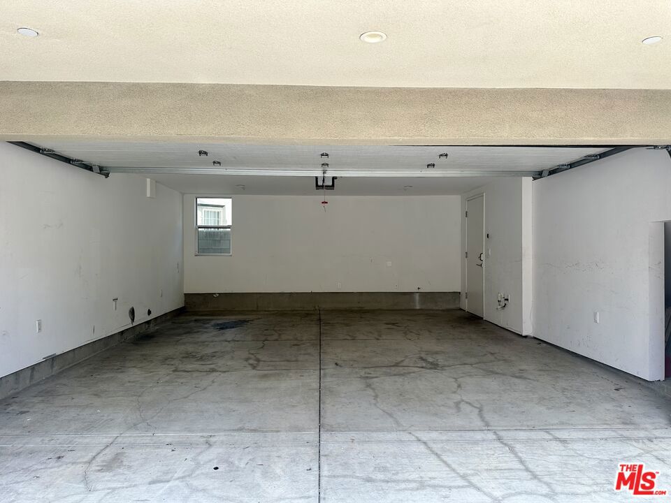 https://media.crmls.org/mediaz/79dca7ca-1fee-4cc3-a4ee-6203899898bc.jpg?preset=X-Large
