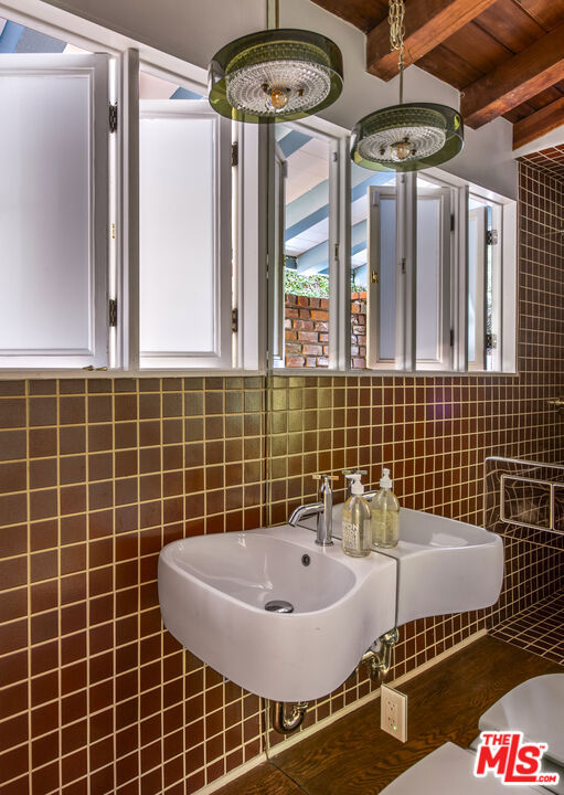 8027 Willow Glen Road, Los Angeles CA: https://media.crmls.org/mediaz/79dd614d-8e5e-4c4a-8502-da8e69cae1bb.jpg