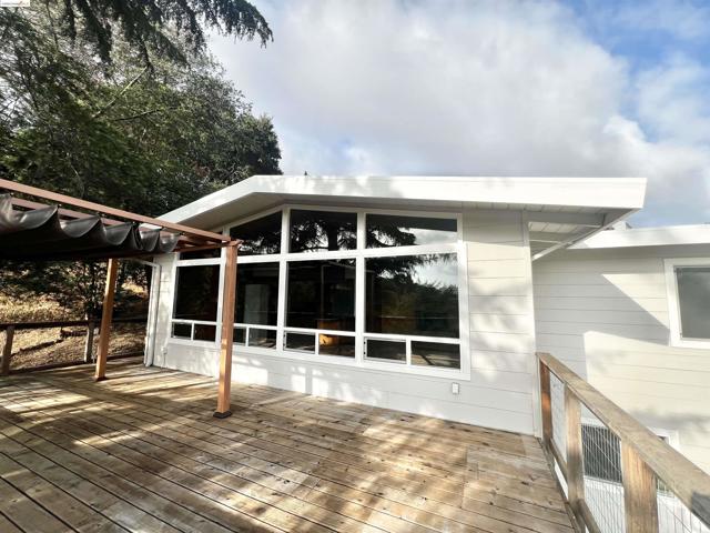 58 Pomona St, Crockett CA: https://media.crmls.org/mediaz/79de38c4-810d-4629-a189-ed2d82736b20.jpg