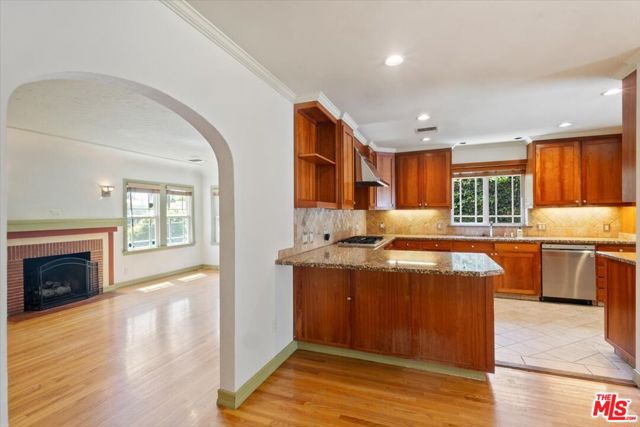 4385 Camellia Avenue, Studio City CA: https://media.crmls.org/mediaz/79dea323-0b91-49ab-a9b5-2b8a21e50942.jpg
